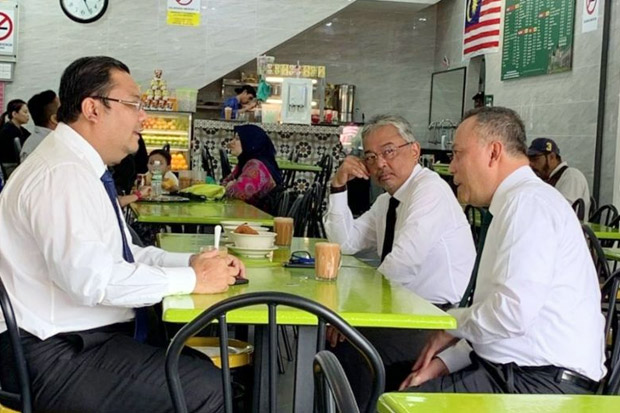 Santai, Raja Malaysia Makan Siang di Sebuah Restoran