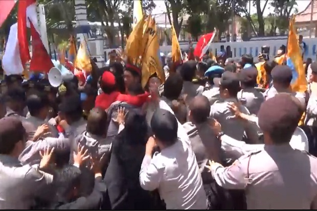 Demo di DPRD Sampang Ricuh, Mahasiswa dan Polisi Saling Pukul
