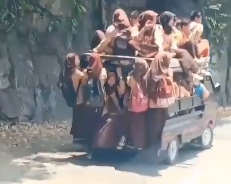 Viral, Puluhan Siswi Terpaksa Bergelantungan dan Naik di Atas Angkot
