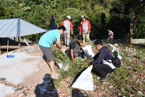 Forum Pewarta Humas KLU Gotong Royong Bersih Lingkungan di Senaru