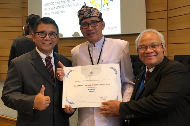 Indonesia Menerima Penghargaan Literasi Dunia dari UNESCO