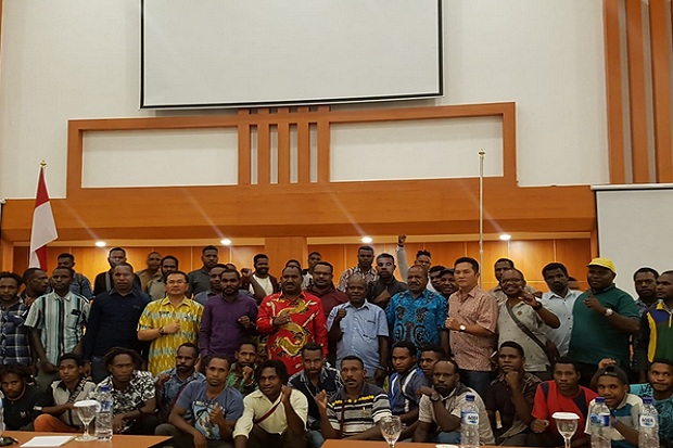 Bupati Puncak Beri Trauma Healing Pada Mahasiswa yang Kuliah di Luar Papua