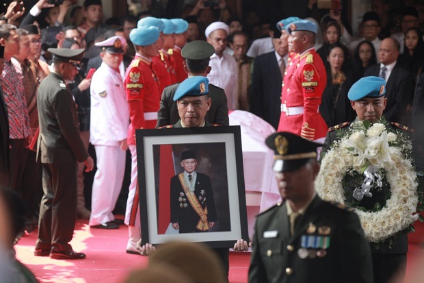 Dipimpin Jokowi, Pemakaman BJ Habibie Berlangsung Hikmat