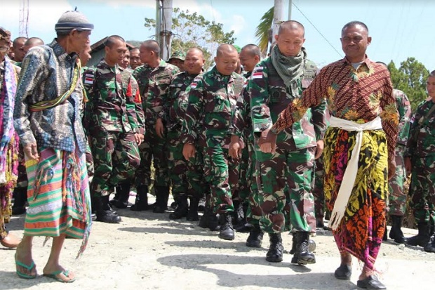 Jaga Perbatasan RI-Timor Leste, Yonif 132/BS Diterima Masyarakat Secara Adat