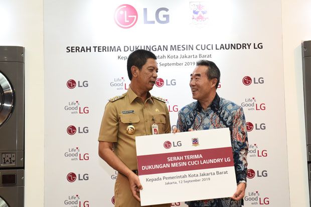 LG Hibahkan Mesin Cuci Laundry untuk ‘Pahlawan’ Warga Jakarta Barat