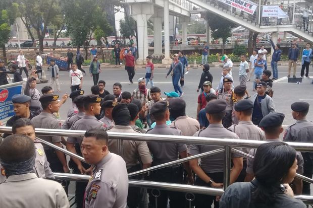 Paksa Bertemu Pimpinan KPK, Massa Bentrok dengan Polisi
