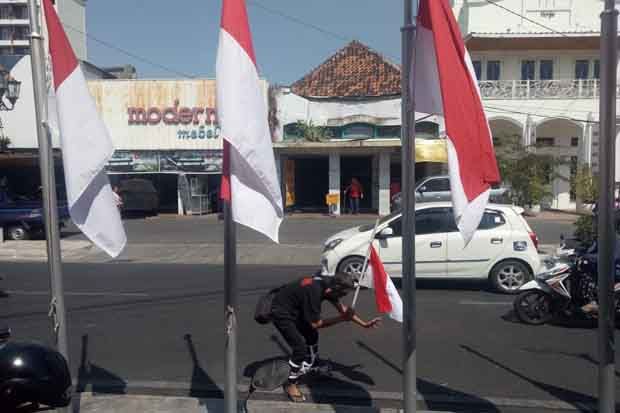 Sindir Pembahasan Revisi UU KPK, Aktivis JCW Jalan Mundur Bawa Bendera Setengah Tiang