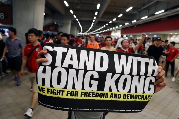 Demonstran Hong Kong Desak Inggris Tekan China