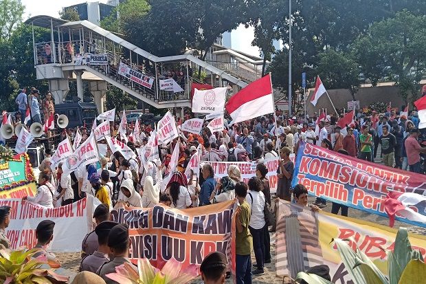 Karena Uang Gocap, Massa Demo KPK Berhamburan