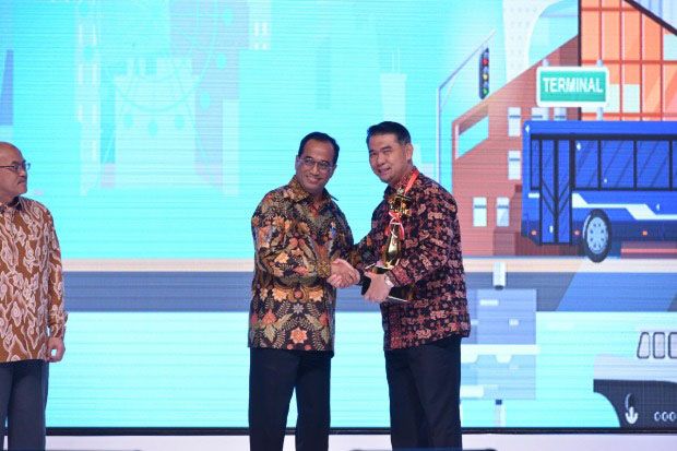 Wali Kota Jambi Fasha Kembali Boyong Piala Wahana Tata Nugraha