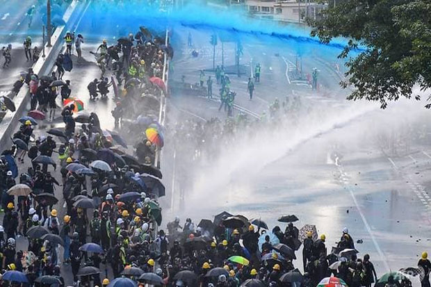Demonstran Hong Kong Lempari Gedung dengan Bom Bensin