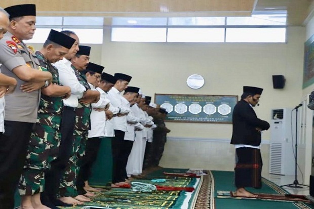 Panglima TNI Bersama Jokowi Salat Istiska Sebelum Tinjau Karhutla di Riau