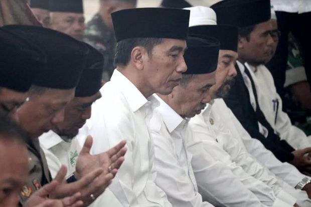 Presiden Jokowi Salat Minta Hujan Sebelum Tinjau Karhutla