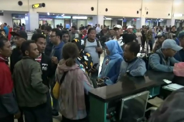 Penerbangan ke Kalimantan Terganggu Asap, Penumpang Menumpuk di Bandara Juanda