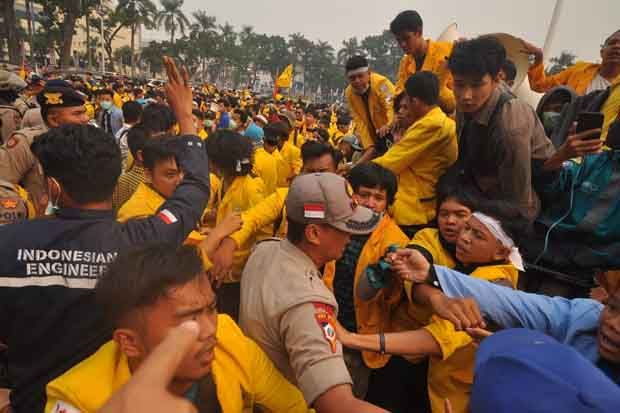 Demo Mahasiswa di Palembang Ricuh, Gubernur Didesak Cabut Izin Perusahaan Pembakar Lahan