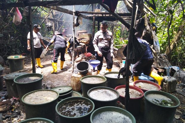 Polisi Gerebek Lokasi Pembuatan Miras Ilegal di Tengah Hutan Papua