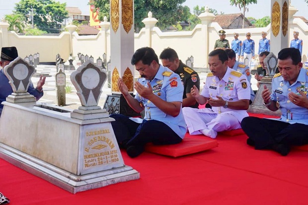Panglima TNI Ziarah ke Makam Panglima Besar Jenderal Soedirman