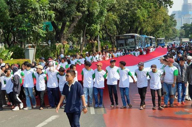 Bentangkan Bendera Raksasa, Massa Desak Jokowi Lantik Firli Cs