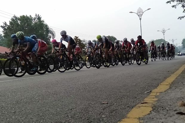 Pembalap Australia Terjatuh, Tim Indonesia Juarai Etape II Tour de Siak