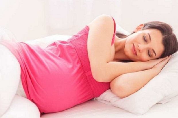 Benarkah Tidur Miring ke Kiri Selama Hamil Lebih Baik?