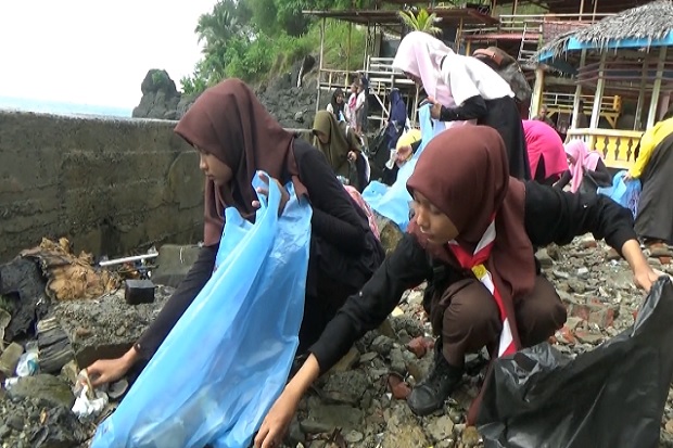 Peringati World Cleanup Day, Ratusan Relawan di Aceh Selatan Bersihkan Sampah