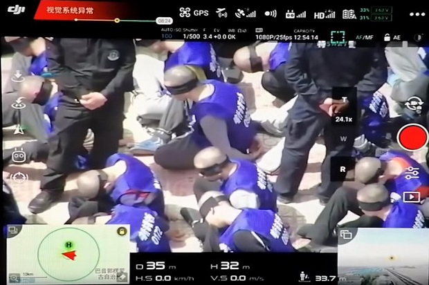 Video: Ratusan Muslim Uighur Ditutup Matanya dan Digiring Polisi China