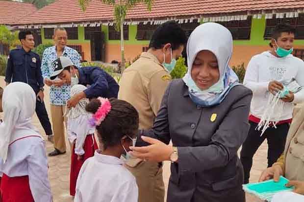 Anggota DPRD dan Dinkes Kobar Bagi- bagi Masker ke Sekolah