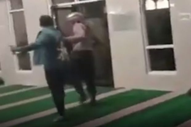 Video Viral Aparat Masuk Masjid Pakai Sepatu Terjadi di Makassar