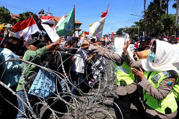 Demontrasi di Surabaya Didinginkan Pasukan Asmaul Husna