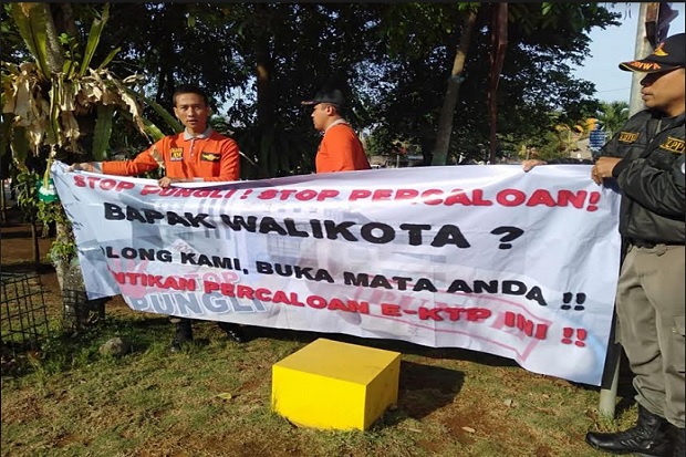 Spanduk Protes Praktik Calo E-KTP Bertebaran di Cimahi