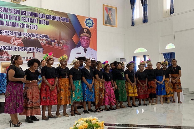 Gubernur Lukas Enembe Lepas 26 Siswa Papua Tugas Belajar ke Rusia