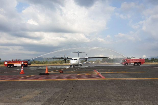 Water Salute Sambut Dua Penerbangan Rute Baru di Bandara Sam Ratulangi