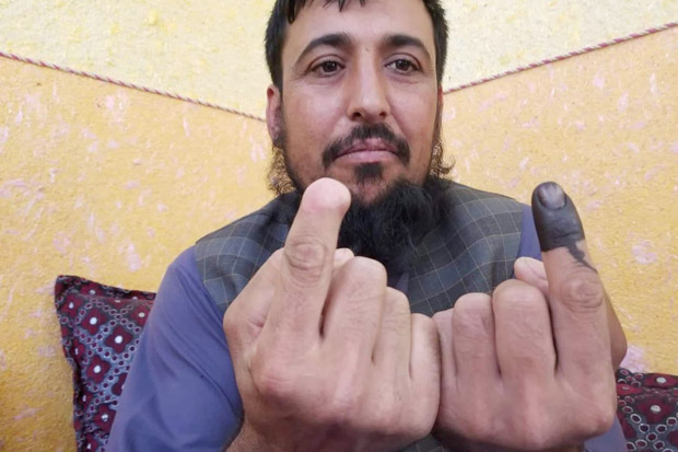 Pria Ini Tidak Kapok Ikut Pemilu Meski Jarinya Pernah Dipotong Taliban