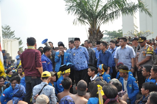 Gubernur Banten Temui Langsung Mahasiswa yang Unjuk Rasa