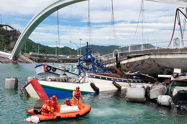 Jembatan Taiwan Runtuh Timpa Kapal, Sejumlah Orang Dikhawatirkan Terperangkap
