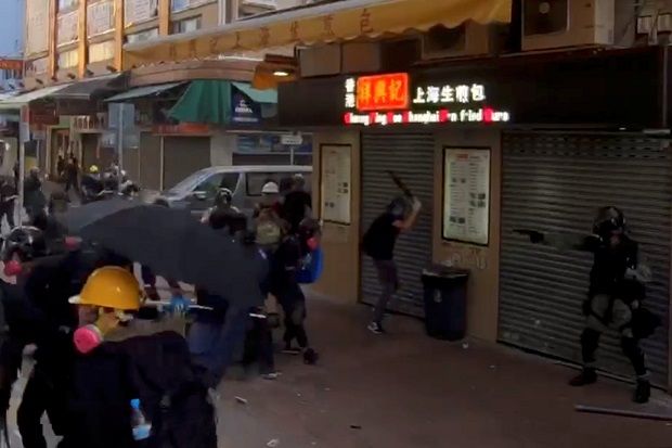 Polisi Hong Kong Dilaporkan Tembak Dada Demonstran