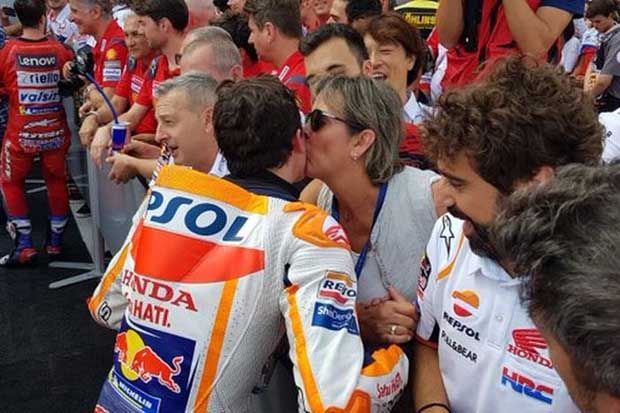 Ibunda Tonton Marquez Rayakan Juara Dunia MotoGP dari Televisi