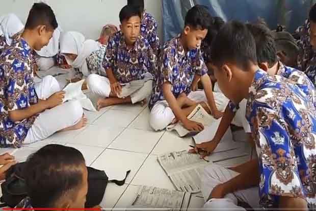 Pasca-Sekolah Ambruk, Siswa SMPN 2 Plumbon Diliburkan dan Dipindah