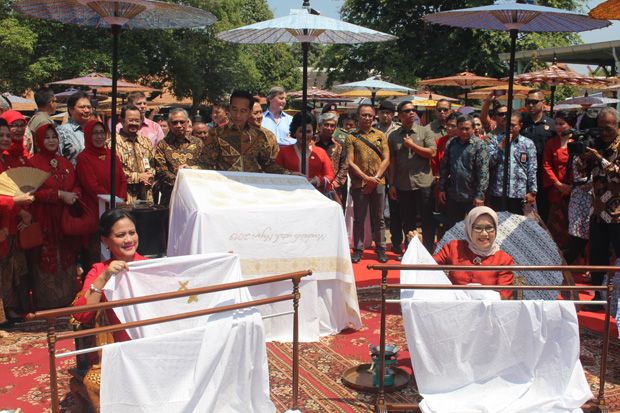 Presiden Jokowi Membatik Cap dan Ibu Negara Nyanting Batik Tulis