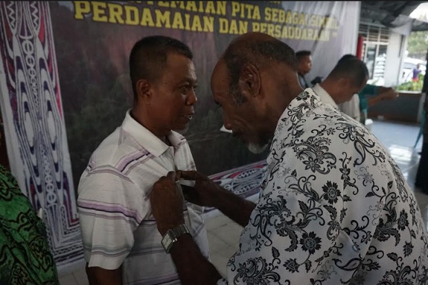 Rajut Persaudaraan di Papua, Adat Sentani Beri Pita Putih ke Paguyuban Nusantara