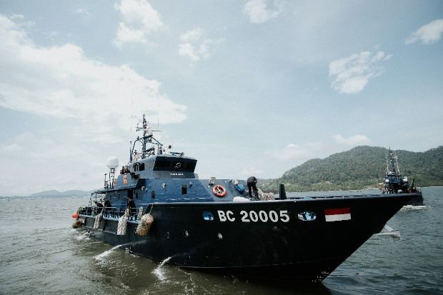 Kapal Bea Cukai Selamatkan Warga di Perairan Pulau Anua