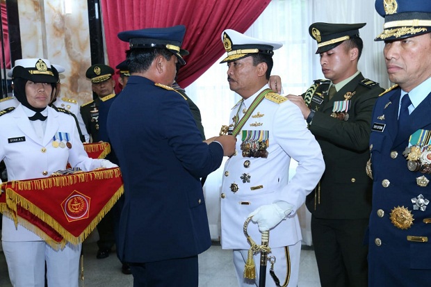 Presiden Jokowi Anugerahi Dua Tanda Kehormatan kepada KSAL