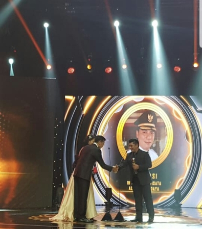 Bupati Danny Missy Raih Indonesia Award 2019