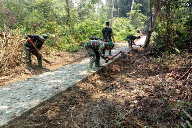 Personel TNI Timbun Jalan Setapak Menuju Sudung Warga Suku Anak Dalam