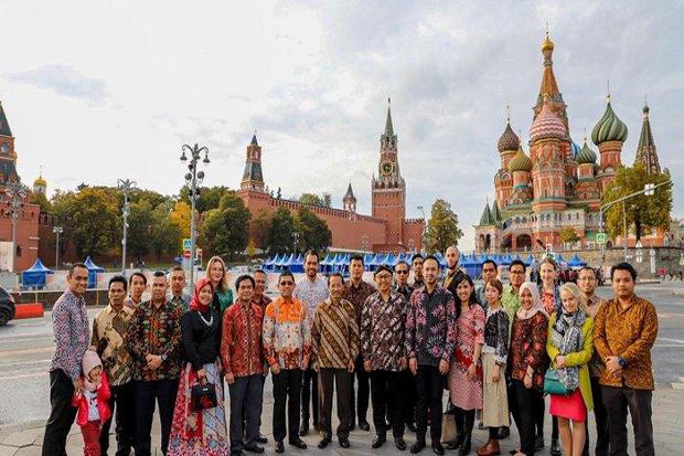 Batik Memukau Pengunjung Lapangan Merah Moskow