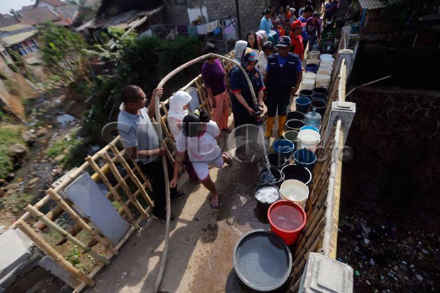 Lima Bulan Dilanda Kekeringan, Warga Cidahu Serbu Bantuan Air Bersih