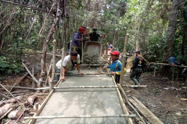 Berkat Kolaborasi TNI dan Warga, Pekerjaan Jembatan Ini Capai 15 Persen