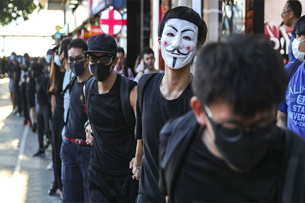 Menolak Lepaskan Topeng, 13 Demonstran Hong Kong Ditangkap