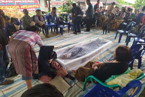 Jenazah Aktivis Walhi Dimakamkan di Kampung Opungnya Tiga Dolok