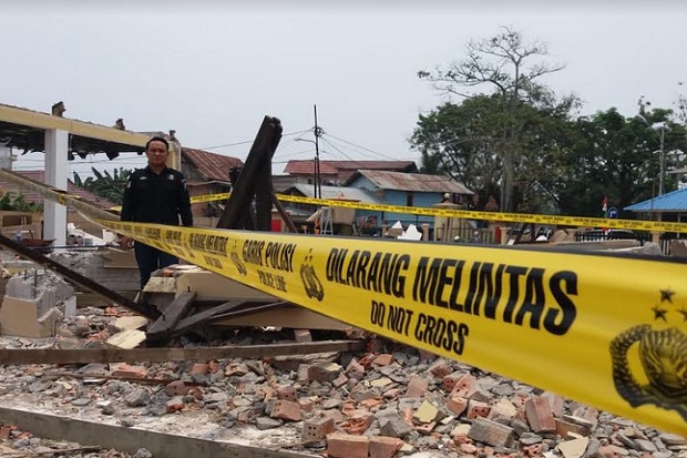 Reruntuhan Beton Masjid Polresta Palembang Timpa Pekerja, 1 Tewas